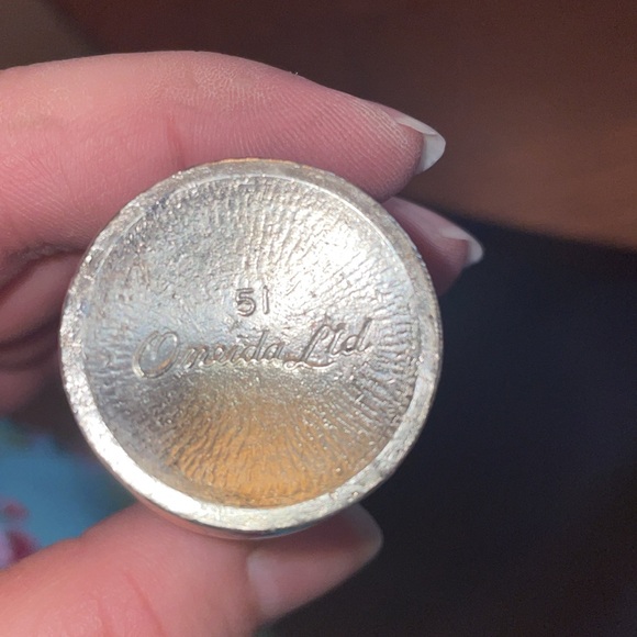 Vintage Oneida Silver Plated Salt and Pepper Shakers - Picture 3 of 7